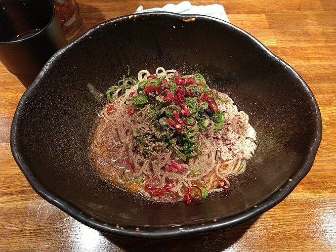 @Tina_Harvel810 ちなみにネギ盛り無しはこんな具合です～
鷹の爪と山椒が卓上トッピング! 