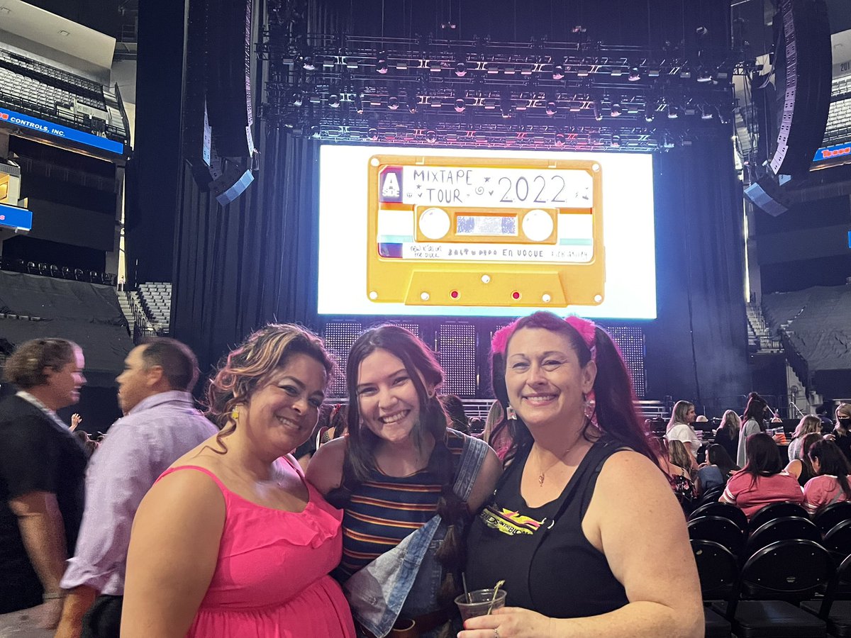 funybunyz's tweet photo. @NickiKittyKins let’s go! #NKOTBMixtapeTour https://t.co/XkMvATvTpd