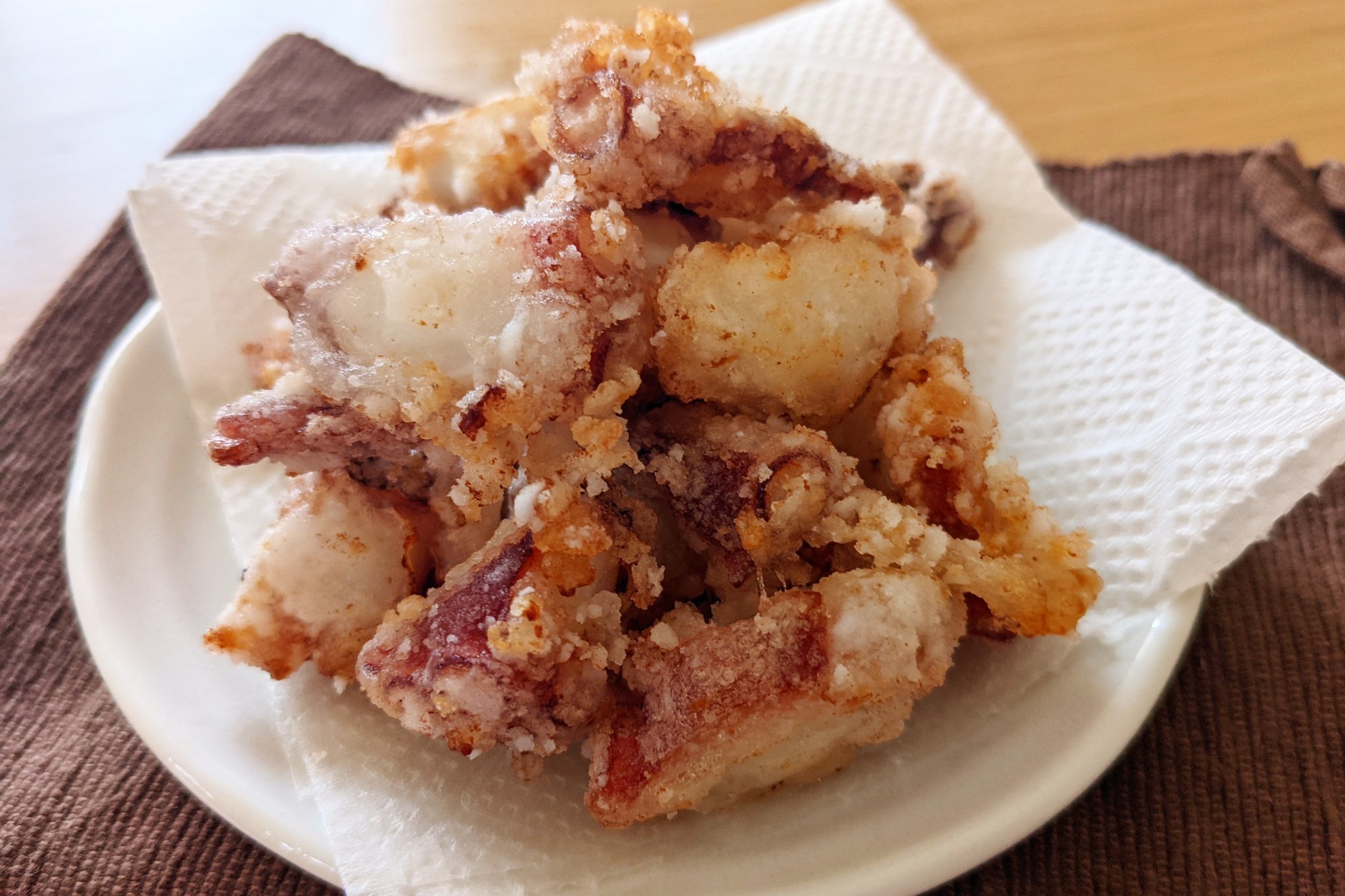 ハマごはん お手軽レシピ お家居酒屋 タコの塩唐揚げ タコを小さめにカットして鶏ガラスープの素 白だし にんにくを混ぜる 片栗粉をしっかりまぶす フライパンにサラダ油を注いで熱したら中火でタコをカラッと揚げたら完成 T Co