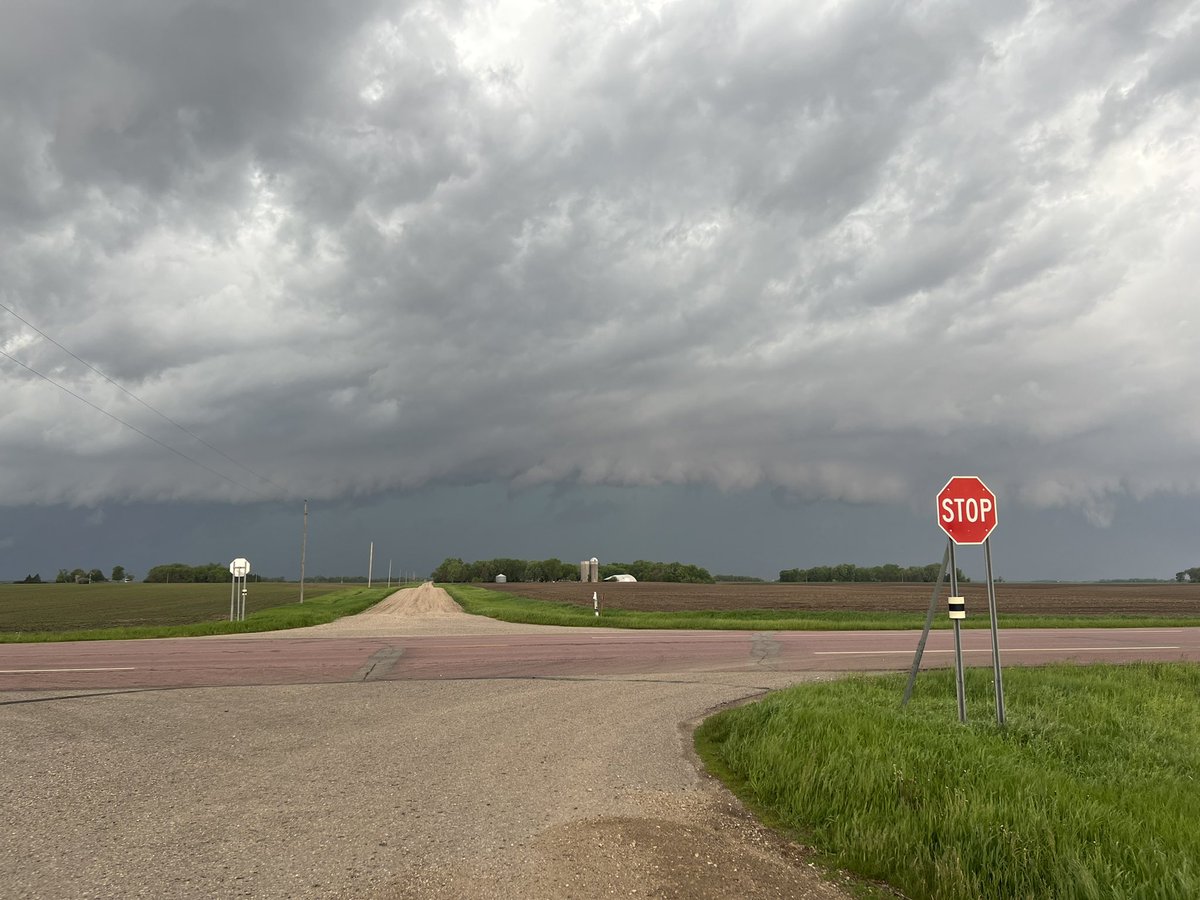 Here a photo from my chase on Monday. Marshall, Minnesota 
5/30/22
#mnwx #weather #shelfcloud #minnesota #storm #stormchaser #clouds https://t.co/2oCpAObeOL