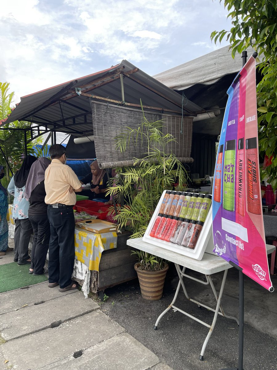 kingarep_'s tweet photo. Kalau korang ada restoran / gerai macamni bagitau aku. Aku nak park air botol ni 😄 https://t.co/Cxcu8CeSir