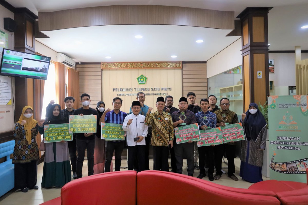 kemenag_bali's tweet photo. Kreatifitas Jangan Berhenti Hanya Karena Kompetisi Usai
https://t.co/ivF5FmElTB
#kusyiarislamdengancaraku #KFPICompetition #lombakfpi2022 #KFPI
#kfpi_kemenag #kemenagbali https://t.co/bALXp4Xq3W