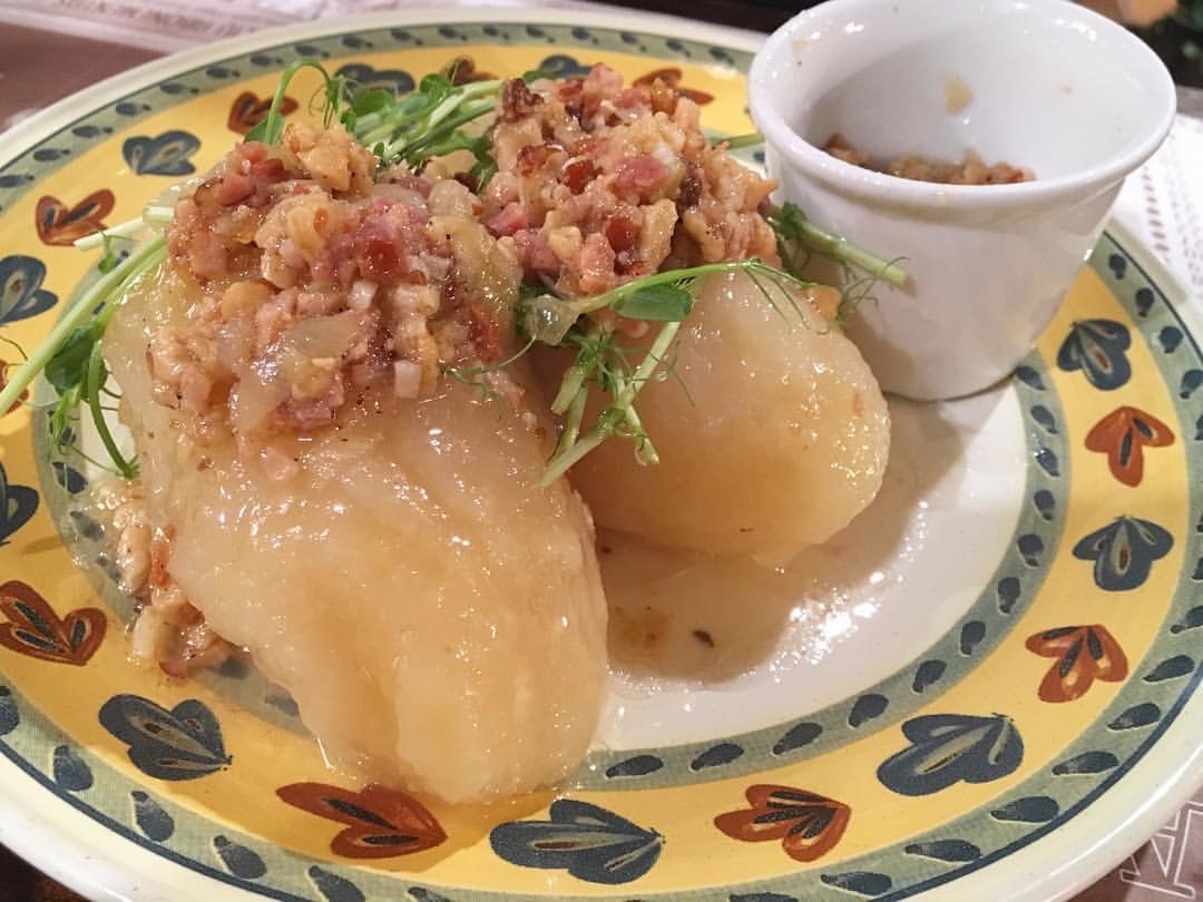 外務省やわらかツイート 世界のグルメ リトアニア の ツェペリナイ じゃがいもから作られたモッチモチの生地に お肉やキノコなどの具材を詰めた同国の 伝統料理 です ずっしりと食べ応えがあり 玉ねぎとベーコンのソースや