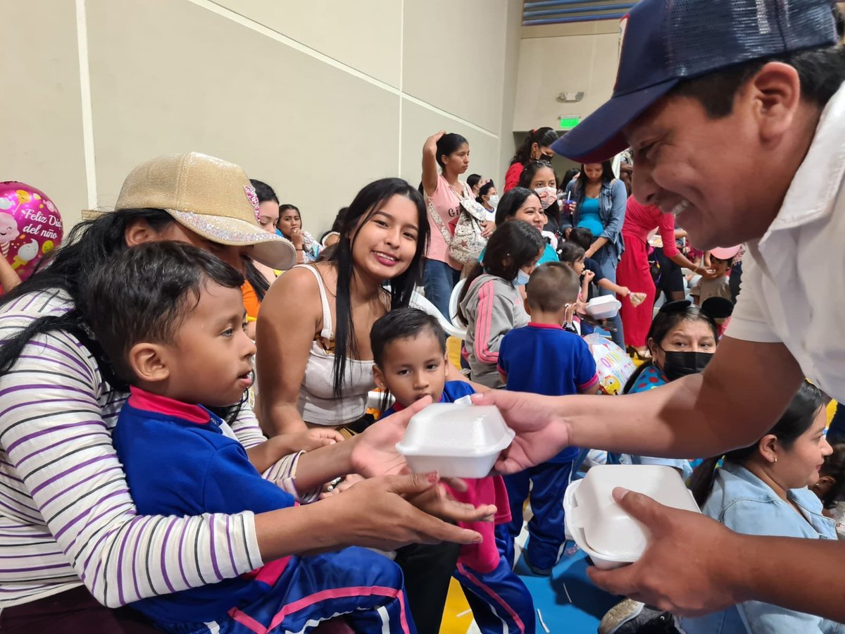 CELEBRAMOS EL DÍA DEL NIÑO 👶.
DIOS los bendiga 🙏. 
Con mucho entusiasmo y AMOR nos divertimos en el Coliseo Gran Cacique TUMBALÁ junto a las mamitas y mis hermanos menores de edad de Playas. 
Cuenten conmigo Siempre ❤.
#GobiernoDelEncuentro <a href="/LassoGuillermo/">Guillermo Lasso</a>