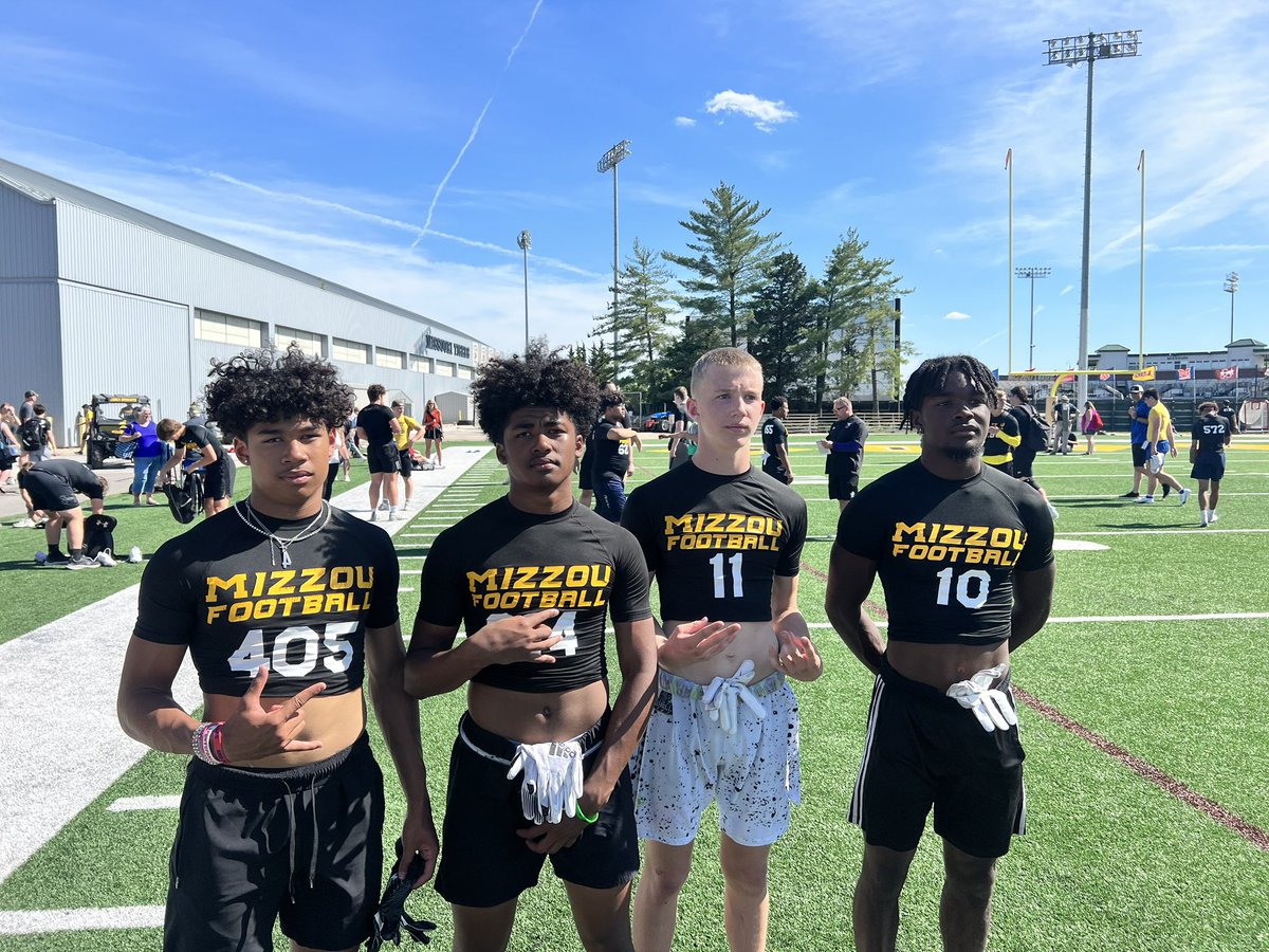<a href="/TeamFullGorilla/">Team Full Gorilla</a> boyz tore it up <a href="/MizzouFootball/">Mizzou Football</a> Camp today, it looked like 23’ <a href="/KeyshawnDooley/">≋K≋e≋y≋ 🔑 D≋o≋o≋l≋e≋y</a> 23’ ATH <a href="/BebeHills5/">Brandon (Bebe) Hills</a> 25’ ATH <a href="/IsaakWalker6/">Isaak Walker</a> &amp; 26’ ATh <a href="/KobeDooley/">Kobe Dooley</a> are used to going against the best in the🇺🇸 🦍🏈💯 #ballers #ifyouballyoullgetthecall #skorillas #gorillawarfare #OAGAAG