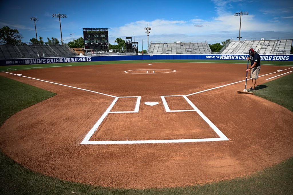 BeaverSoftball's tweet photo. We’ve been dreaming of this moment 🤩

#GoBeavs #WCWS https://t.co/n92cx2gaJM