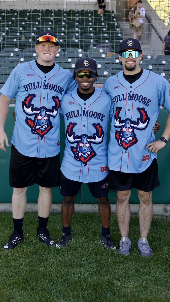 bismarcklarks's tweet photo. tonight’s power blue jerseys mean one thing 🐃

a closer look at tonight’s threads 🧵

we’re doing a jersey raffle for tonight’s unique uni’s 😍 #MOOSEHYPE https://t.co/4uGyLd5jxK