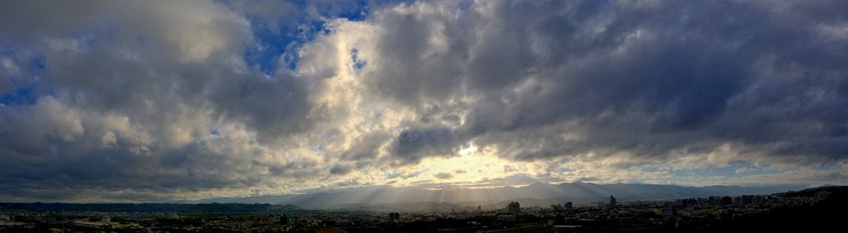 Libra7855's tweet photo. 同一個山頭的不同景色，三張照片都是先拍多張後，再拚接而成全景 #fujifilm #風景写真 #風景 #GFX50SII #3570mm #台灣 #Taiwan #photography #landscape https://t.co/mAfeOSU3Xi