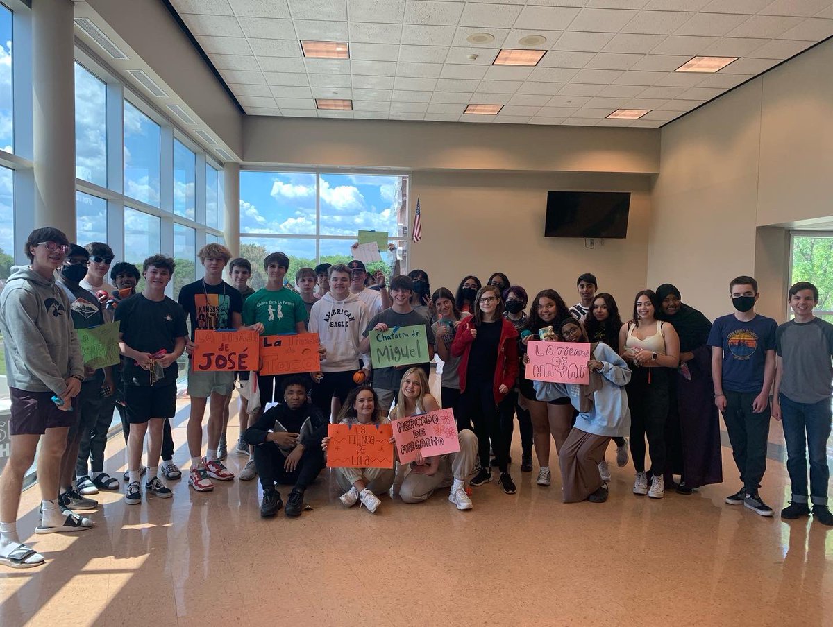 GasnerProfe's tweet photo. ¡Bienvenidos al Mercado de Español 2! So happy to bring back our market in Spanish 2! The students did a great job buying and selling in Spanish today!! https://t.co/LjQZcLpIMf