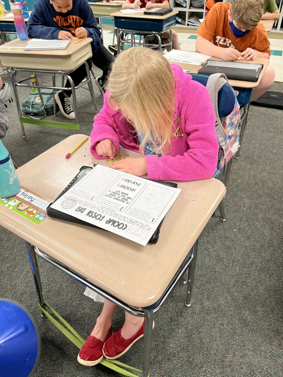 Combs4th's tweet photo. We enjoyed our fossil dig today which gave us a glimpse into how difficult it would be to excavate a fossil without ruining the rock around it @CombsCatchUp https://t.co/C9J6KkN3cS