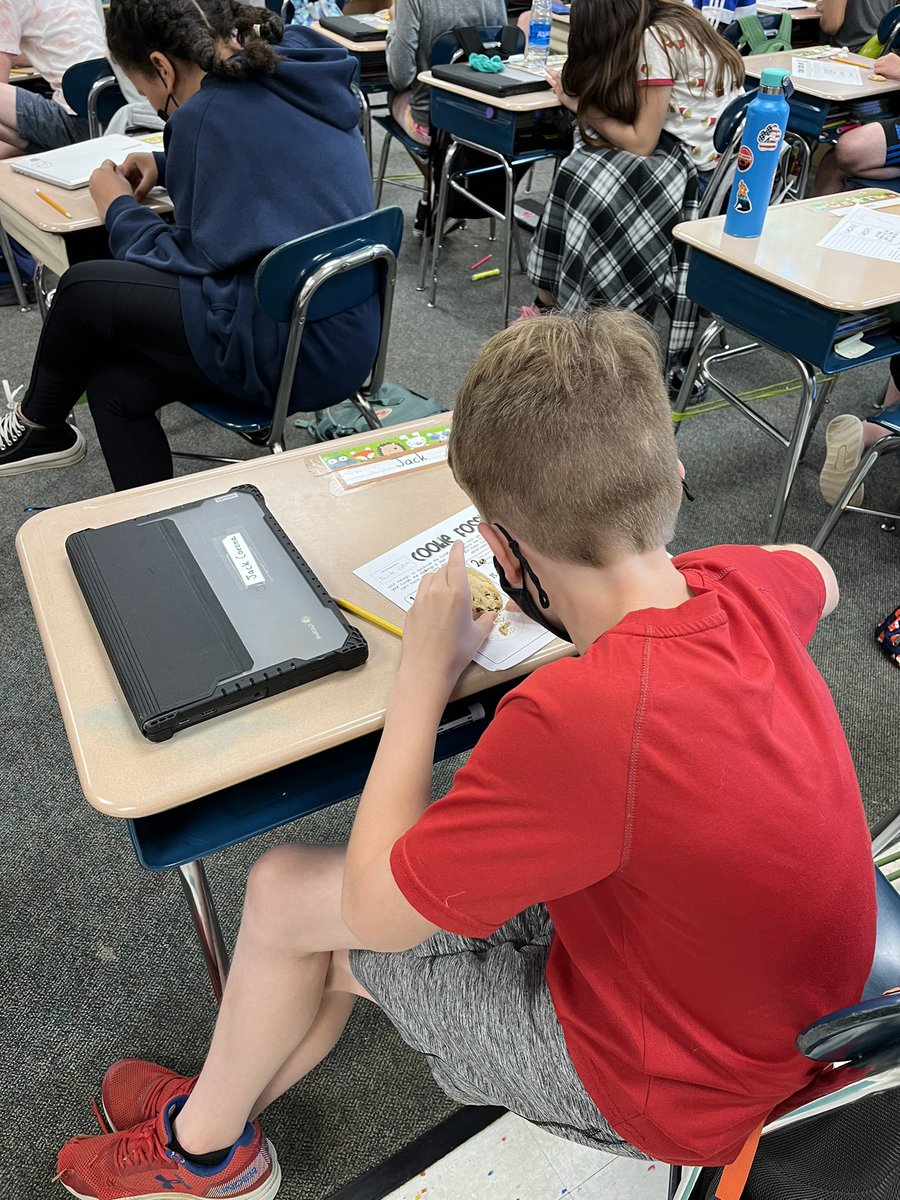 Combs4th's tweet photo. We enjoyed our fossil dig today which gave us a glimpse into how difficult it would be to excavate a fossil without ruining the rock around it @CombsCatchUp https://t.co/C9J6KkN3cS