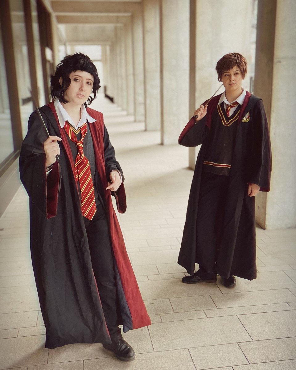 slycos1's tweet photo. Another day wandering the halls bored.
•
Sirius: hunny_bee_studios (insta)
📸: @hanawartooth
•
#remusxsirius #remuslupin #remuslupincosplay #siriusblack #siriusblackcosplay #wolfstar #wolfstarcosplay #harrypotter #harrypottercosplay #gryfindor #gay https://t.co/5bbBllHhJP