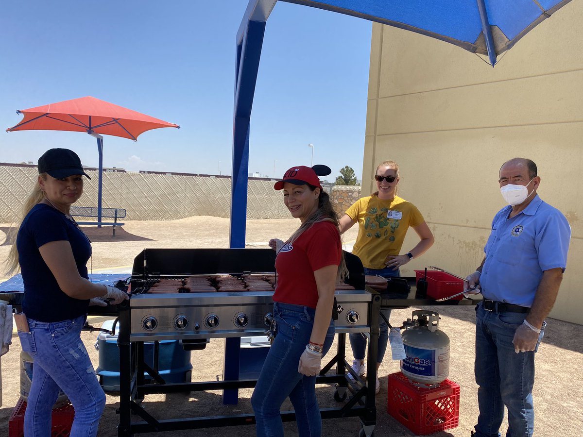 bjones_dsse's tweet photo. Buen cocineros para los ninos de grado cinco! 🌭 👩🏻‍🎓 👨🏾‍🎓 🧑‍🎓 Grillin and chillin 😎 fifth grade!#ShookAscendsTogether #TeamSISD https://t.co/dlok2CGIli
