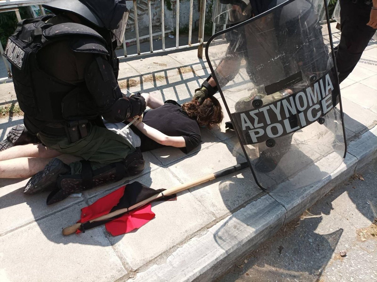 Εδώ και μέρες δίνεται σκληρή μάχη από το φοιτητικό κίνημα στην θεσαλονικη.Οι μπάτσοι είναι ανεξέλεγκτοι.Το μόνο που μένει ζωντανό και ικανό να τους τρομάξει είναι ο αγώνας μας .
Κανένα έλεος απέναντι σε κράτος και μπάτσους 
Έξω οι μπάτσοι από τις σχολές μας