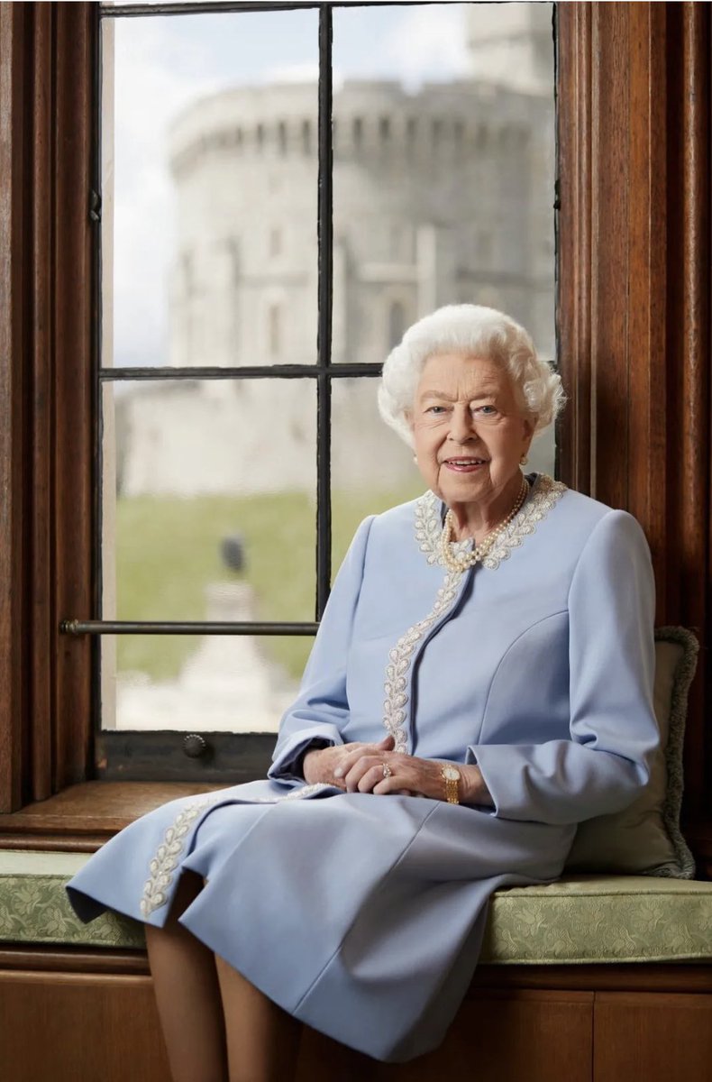 townsendestates's tweet photo. Marking the start of the #PlatinumJubile this portrait of Her Majesty Queen Elizabeth II was released by the palace. #RoyalFamily #HRH #GodBlessTheQueen https://t.co/O0UKZM5I76