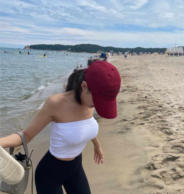 I want to go to a city with a sea and sit quietly by the sea, as if the sea can contain all my emotions🥰