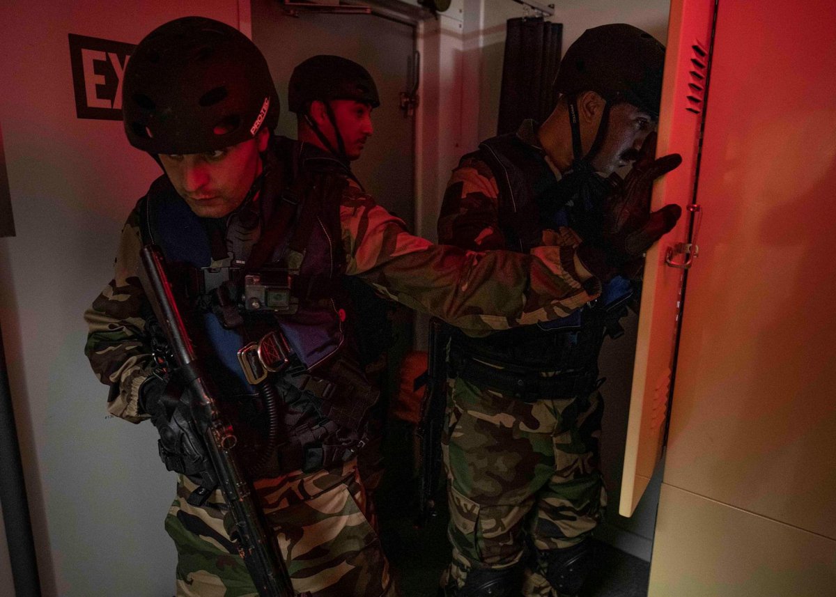 FAR_MAROC's tweet photo. #FARMAROC #COOPERATION #MRM #PHOENIXEXPRESS22 
MEDITERRANEAN SEA Moroccan sailors arrive alongside the Lewis B. Puller-class expeditionary sea base USS Hershel "Woody" Williams (ESB 4) to conduct visit, board, search and seizure drills as part of exercise Phoenix Express 22. https://t.co/eP4Rv4HOQh