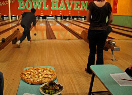 Our Summer bowling league at American Flatbread Somerville is already half filled! Play for 6 weeks starting on 7/6. Team fees include: Lane rental, shoe rental, dri-fit shirts for entire team, 4 large pizzas and prizes for champions 🎳 bit.ly/393IrMG

#BSSC | #Bowling