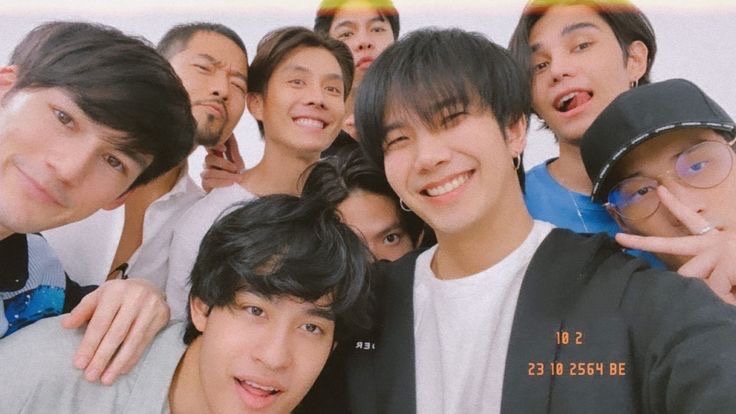 hourlyjeff_'s tweet photo. family 💙

—#JeffSatur #Saturdayss #KinnPorscheTheseries https://t.co/wwzY6cTI00