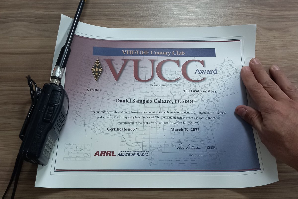 #VUCC #SATELLITE Finalmente chegou o certificado! Muito gratificante fazer parte do seleto VHF/UHF Century Club VUCC.
Muito obrigado <a href="/arrl/">ARRL</a>.
Grande parte dos grids obtidos foram com o setup presente na imagem!
#hamradio