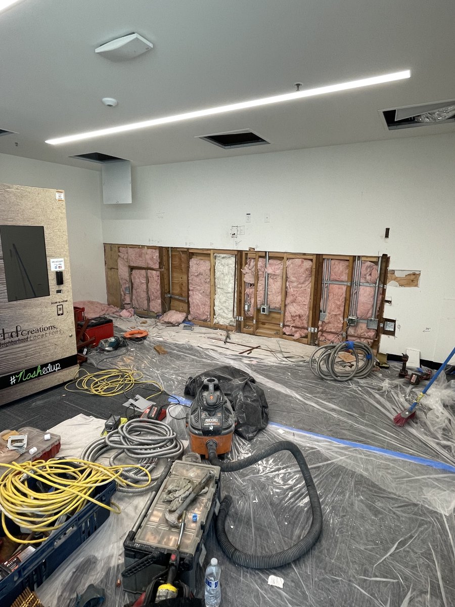 BioscienceLA's tweet photo. Under Construction 👷♂️👷♀️🚧 🧰 🔨
Pardon our Noise and Dust.
@BioscienceLA is working on something 🤫 🤫 🤫
What do you think it could be?
#LongLA #BioscienceLA #underconstruction 👷♂️👷♀️ 🚧 🧰 🔨 https://t.co/vBX5wQ7ozD