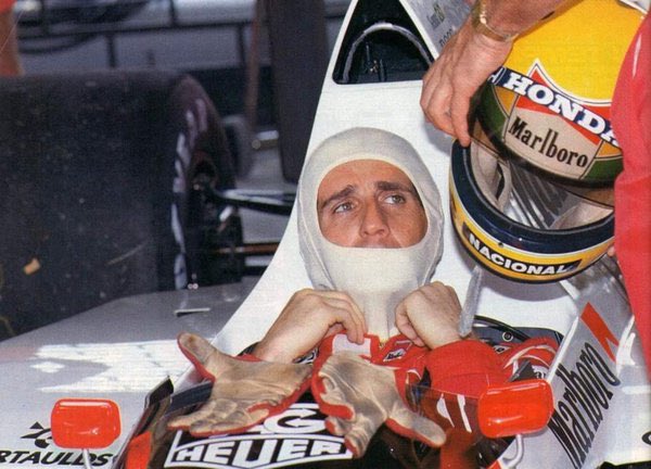 Entonces el piloto francés tuvo que actuar por los dos, lo más impresionante es ver las fotos en boxes con el casco de su eterno rival.