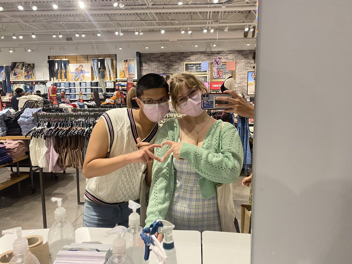 elvinhours's tweet photo. i luv my friends https://t.co/2AmFFdGmyp