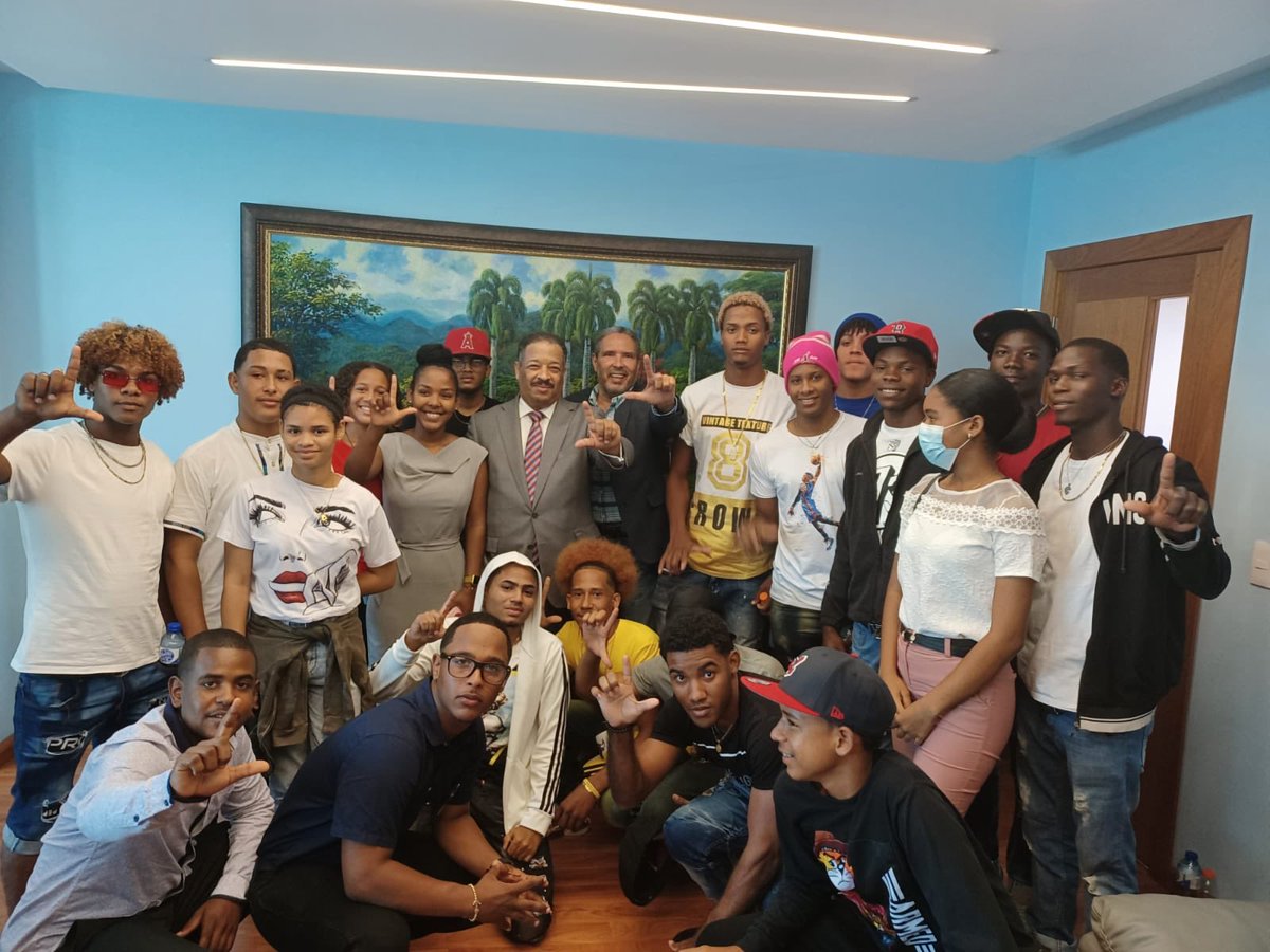 Que les parece , este TBT , un grupo de jóvenes de 17 hasta 22 años de la Provincia Barahona, hace unos días que nos visitaron, para darnos la grata noticia de que formaron un movimiento llamado VOTARELF2024. La iniciativa es tan motivadora que ya se expande a nivel nacional.