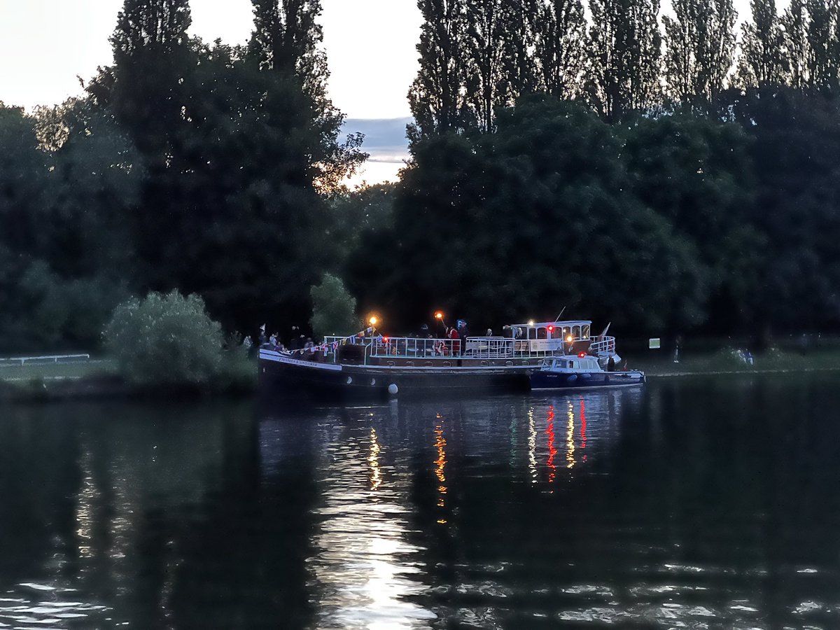 502__AMM's tweet photo. Platinum Jubilee Beacon lit by the Mayor of Kingston upon Thames. #platinumjubilee #jubileeweekend #jubileebeacon #queenelizabeth #kingstonuponthames #steins @thamesventurer @minimayachtclub #maritimevolunteerservice
#eaglewharf #thamesriverside #education #light #reflections https://t.co/KKeMO7jl7D