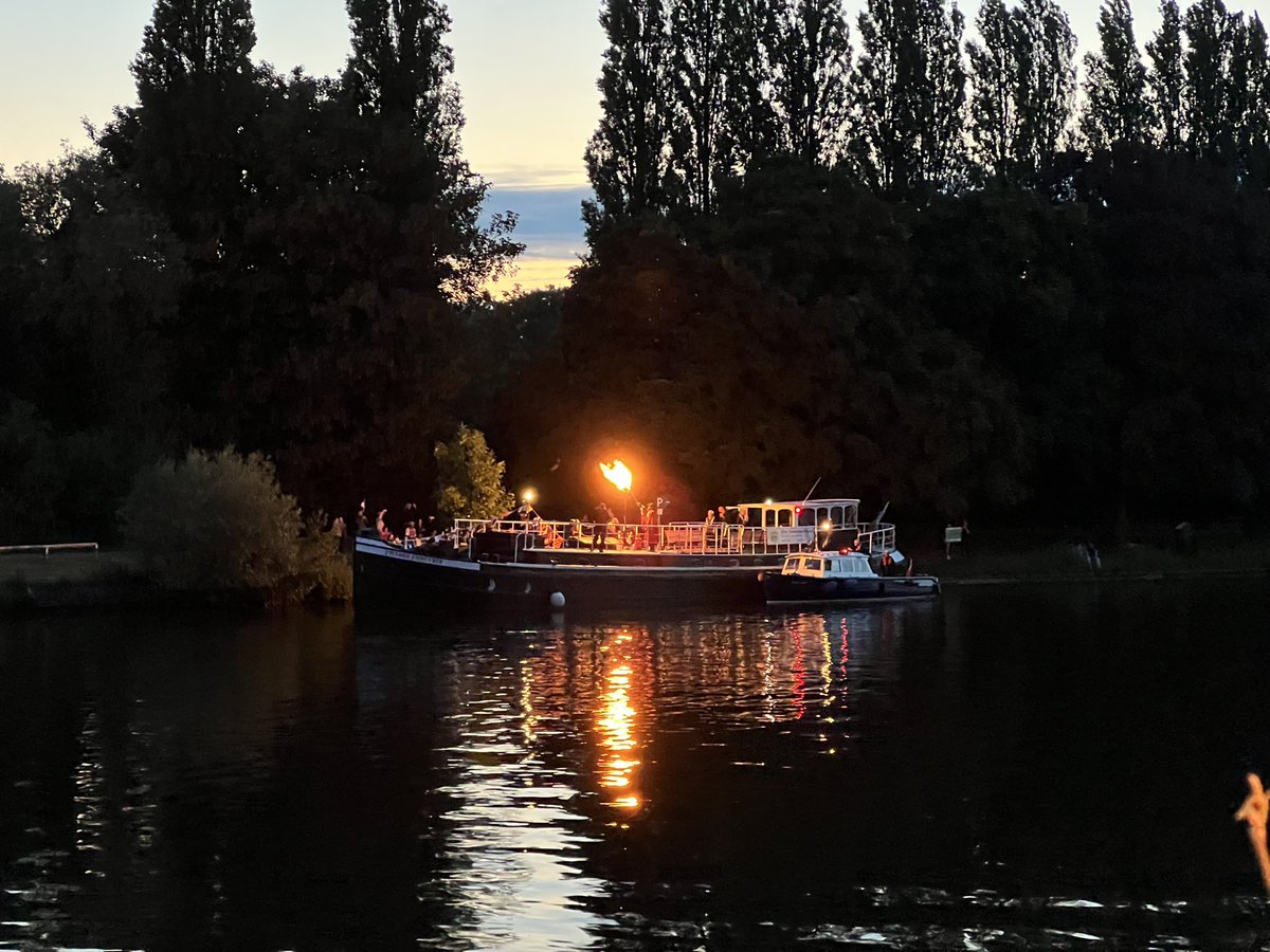 502__AMM's tweet photo. Platinum Jubilee Beacon lit by the Mayor of Kingston upon Thames. #platinumjubilee #jubileeweekend #jubileebeacon #queenelizabeth #kingstonuponthames #steins @thamesventurer @minimayachtclub #maritimevolunteerservice
#eaglewharf #thamesriverside #education #light #reflections https://t.co/KKeMO7jl7D