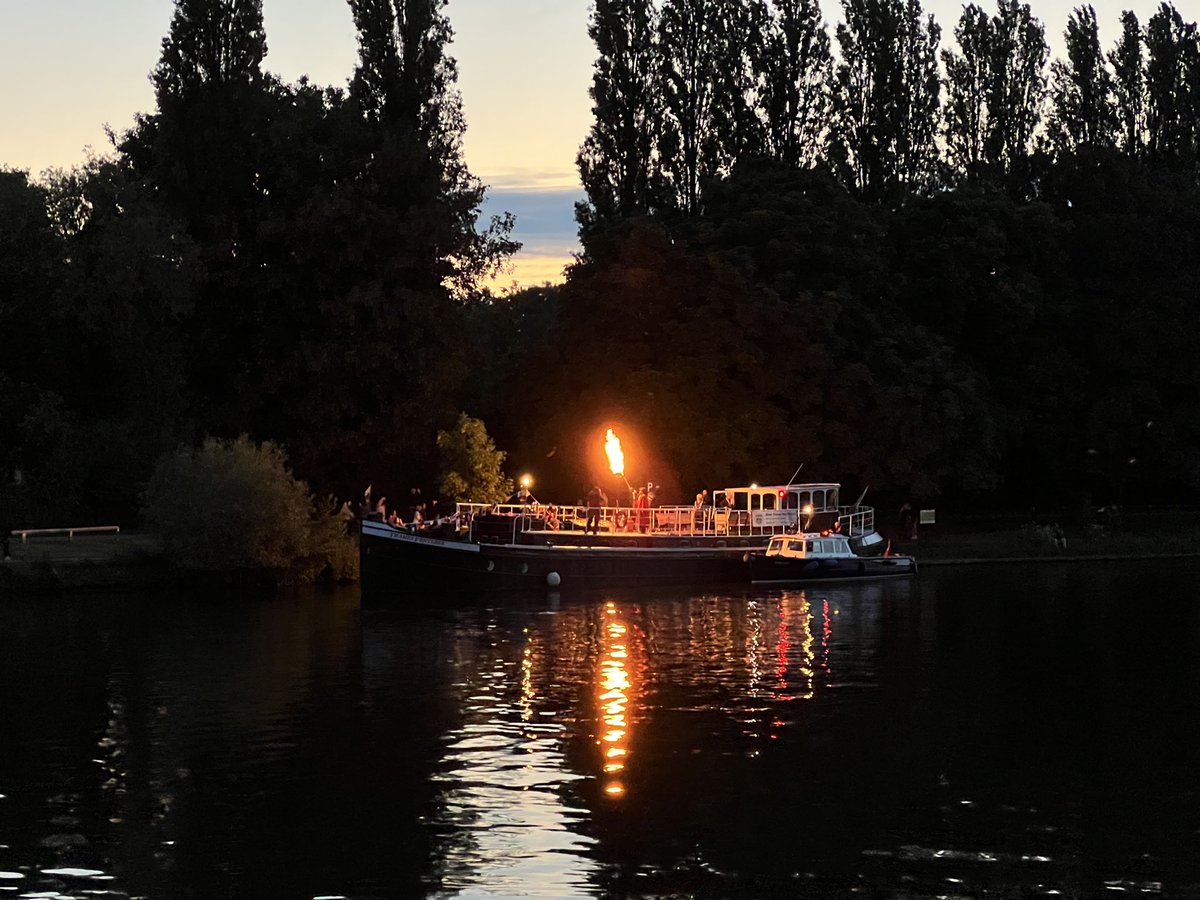 502__AMM's tweet photo. Platinum Jubilee Beacon lit by the Mayor of Kingston upon Thames. #platinumjubilee #jubileeweekend #jubileebeacon #queenelizabeth #kingstonuponthames #steins @thamesventurer @minimayachtclub #maritimevolunteerservice
#eaglewharf #thamesriverside #education #light #reflections https://t.co/KKeMO7jl7D
