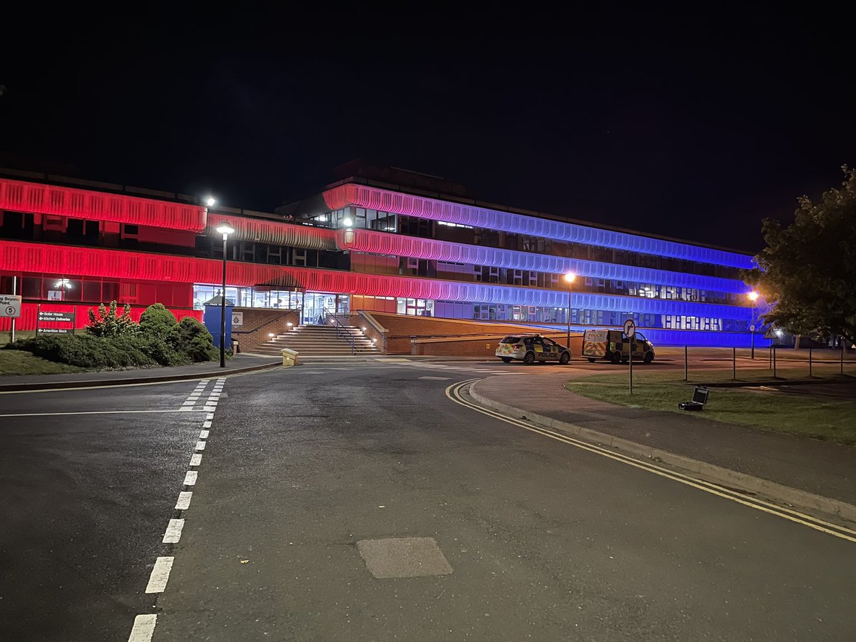 Beautiful to see <a href="/LincsPolice/">Lincolnshire Police</a> HQ lit up in Red, White and Blue.