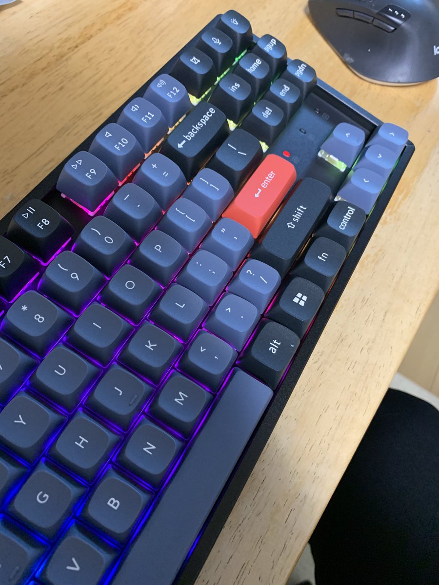 whitecamera's tweet photo. keychron k8 proが予想外に早く届いた。k2v2に比べてかなり静音、底付き感も弱めで好感度高い。 https://t.co/BXFlP0aER0