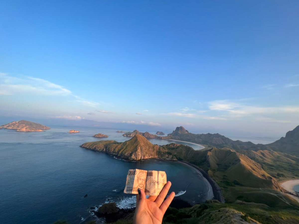 "Sesuatu yang dianggap biasa akan dianggap berbeda saat ditempatkan yang terbaik dan terindah"

- Damiri -