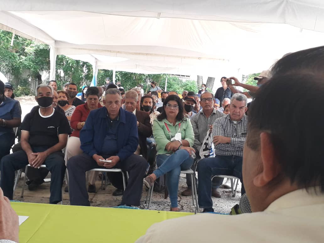 LaCausaRAnzoate's tweet photo. Hoy en #Barcelona #Anzoategui sostuvimos el foro #RompeLaBurbuja con @AndresVelasqz y @AlfredoARamos en  la Cámara de Comercio de #Barcelona con la presentación de #LasTresPropuestasDeAndres para Venezuela 🇻🇪 @LaCausaRVe https://t.co/3ikpCh3V87
