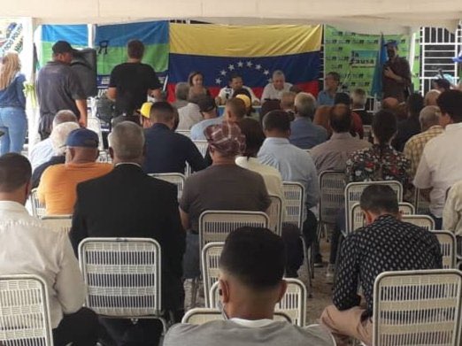 LaCausaRAnzoate's tweet photo. Hoy en #Barcelona #Anzoategui sostuvimos el foro #RompeLaBurbuja con @AndresVelasqz y @AlfredoARamos en  la Cámara de Comercio de #Barcelona con la presentación de #LasTresPropuestasDeAndres para Venezuela 🇻🇪 @LaCausaRVe https://t.co/3ikpCh3V87
