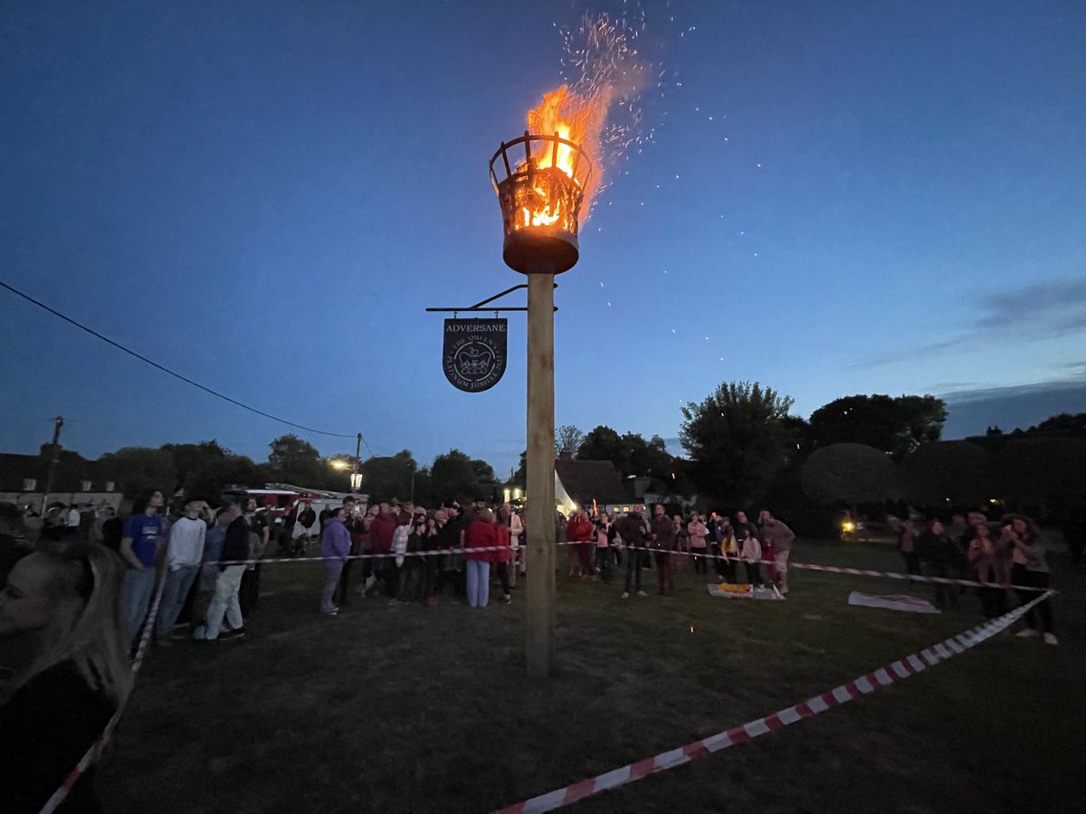 BillingshurstPC's tweet photo. Thank you to everyone who came along to #Adversane in the parish of #Billingshurst this evening to watch Chairman of ⁦@BillingshurstPC⁩ Cllr. Paul Berry light the new #JubileeBeacon commemorating HM Queen’s #PlatinumJubilee   What a wonderful evening 🇬🇧🇬🇧🇬🇧 https://t.co/Hc8buCvb0x
