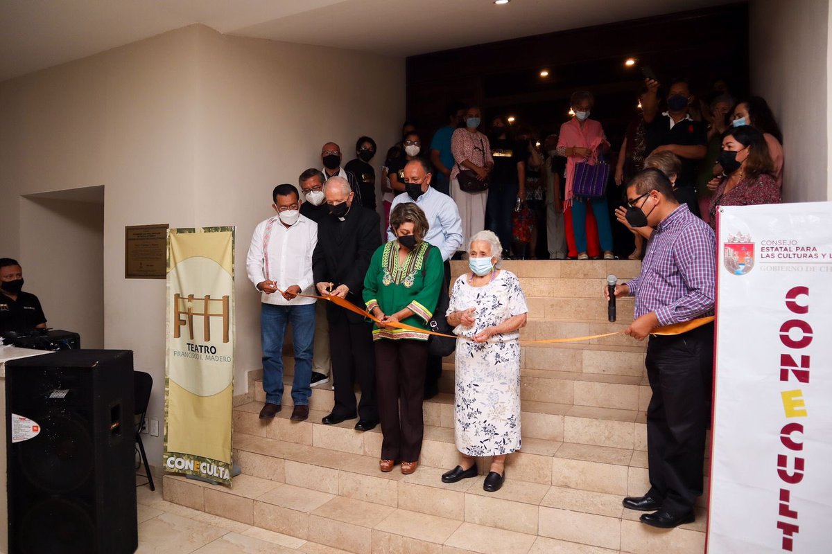 marcelo_toledoc's tweet photo. Acudí al homenaje póstumo del artista chiapaneco Alejandro de Jesús Zepeda Hernández el maestro de la pintura sacra.
Su memoria trasciende en el tiempo por su forma de expresar el  talento en  su trabajo, que podrá admirar en el lobby del teatro Francisco I Madero de Tuxtla Gtz. https://t.co/MGsZ4Jeqvp