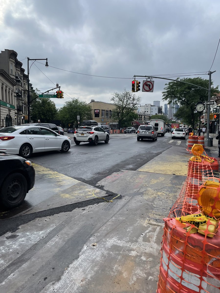 D00RZ0NE's tweet photo. Not only do drivers ignore this No Left Turn restriction, but *multiple* drivers do so through the same *red light*. #Fixflatbush https://t.co/lX2rfEyDo7