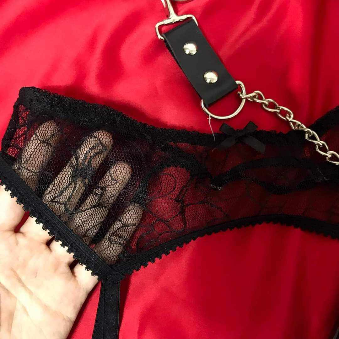 XoeExotik's tweet photo. Set telaraña 🕷🕸🖤  $300 🫣
incluye liguero, látigo y choker con cadena 💗🥰.

enviamos a domicilio mañana 📦🚚 https://t.co/MWxuFKerh6