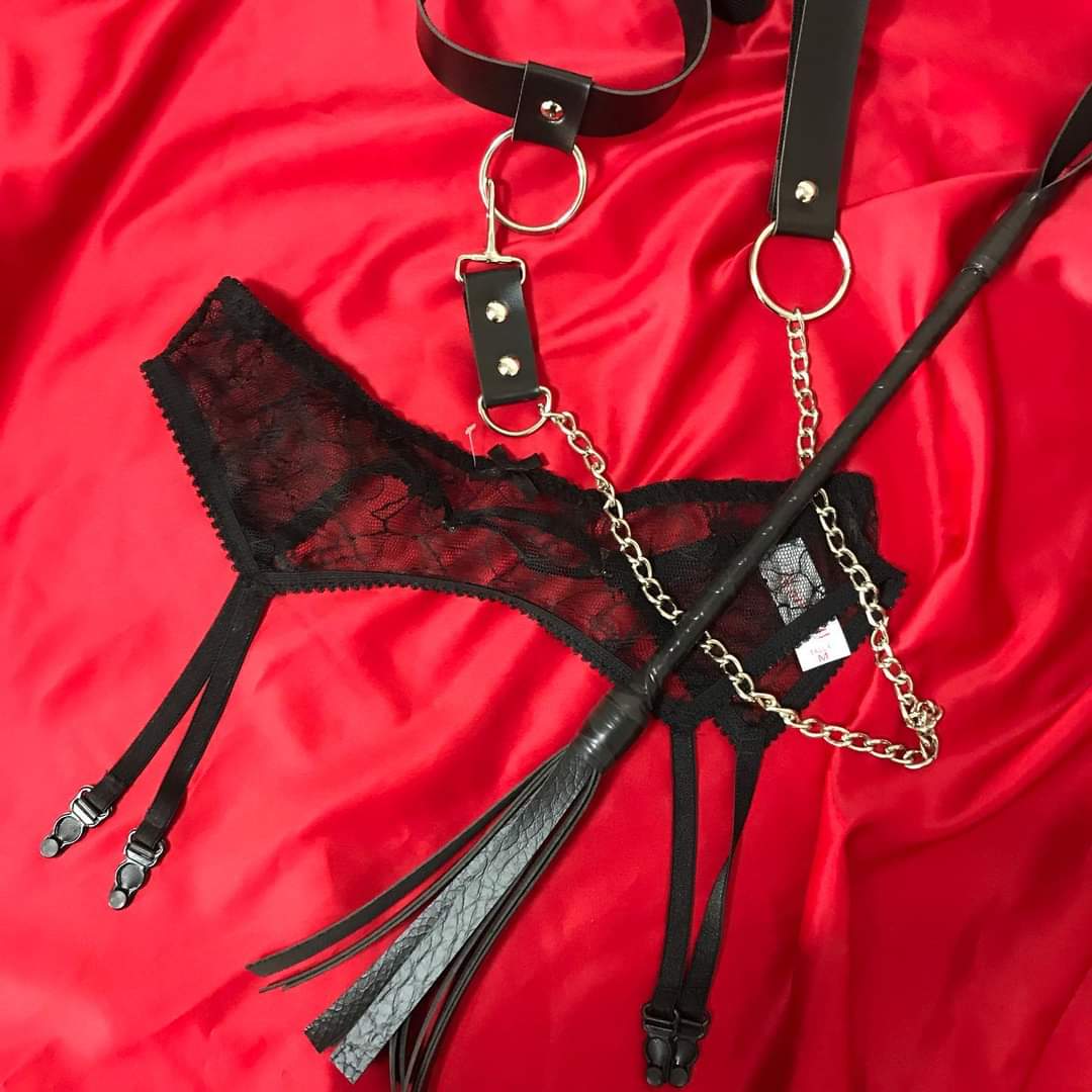 XoeExotik's tweet photo. Set telaraña 🕷🕸🖤  $300 🫣
incluye liguero, látigo y choker con cadena 💗🥰.

enviamos a domicilio mañana 📦🚚 https://t.co/MWxuFKerh6