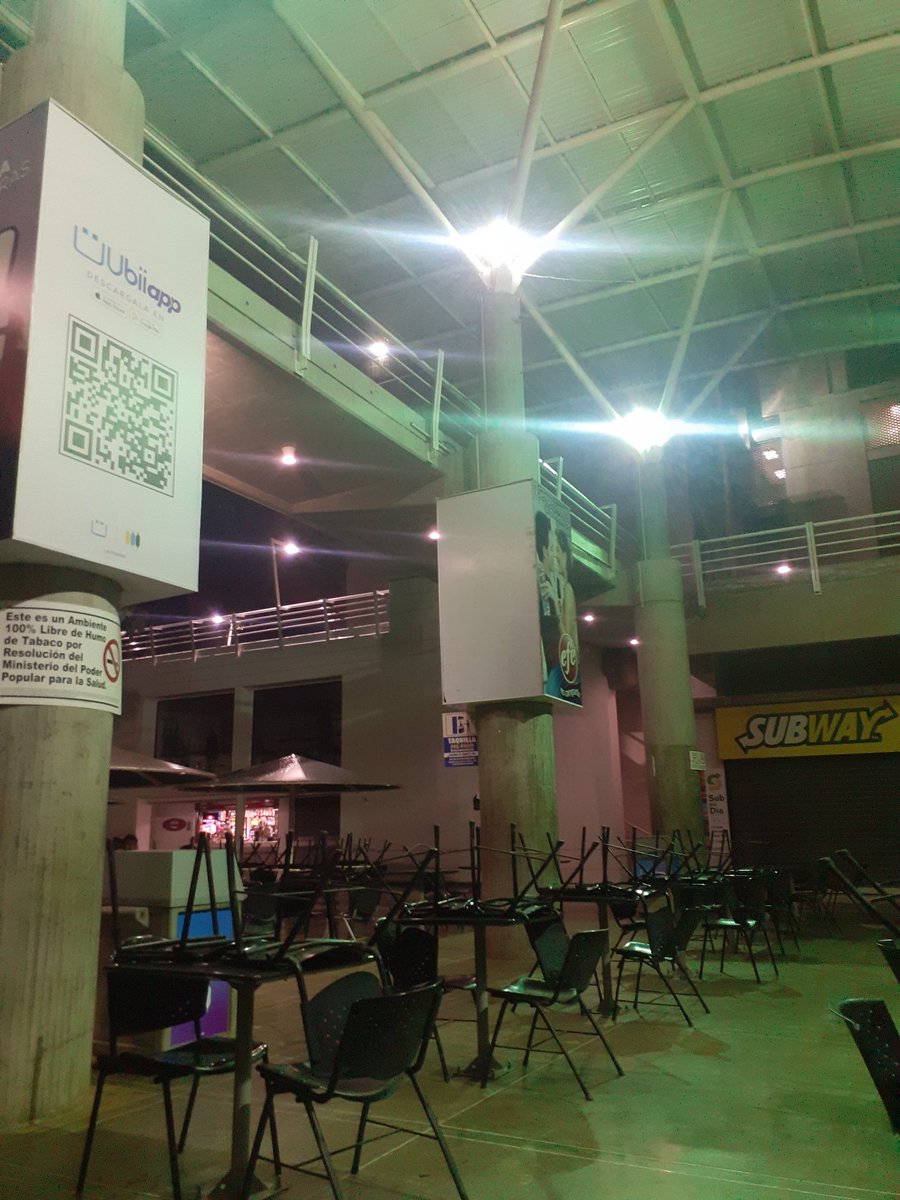 Victordgon's tweet photo. Saliendo a las 8pm de un parcial que probablemente raspé y pa' pasapalo está lloviendo durísimo https://t.co/iF7zULVdCZ