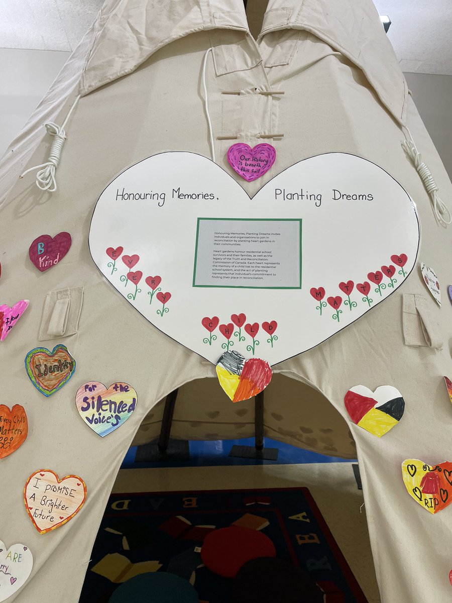 Our heart garden grew all the way up our tipi this year 🌷🧡🌷🧡 @FMCSD #HeartGardenDay #HonouringMemoriesPlantingDreams #fmcsd #Reconciliation #SMP