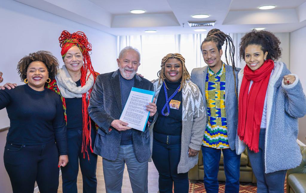 matheuspggomes's tweet photo. Para finalizar a agenda com @lulaoficial em POA, nós da Bancada Negra lhe entregamos a carta-compromisso do Comitê de Combate à Violência Política. O presidente se comprometeu em estar ao nosso lado contra as ameaças racistas!

VIVA A BANCADA NEGRA COM LULA!

📸 @ricardostuckert https://t.co/tbqlHa5SaC