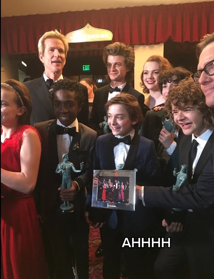 dailyfilaleb's tweet photo. 📸 • Noah Schnapp postou em seu TikTok fotos de gravações de várias temporadas de Stranger Things

O melhor cast! 

[4/4] https://t.co/M6DRHzQzXX