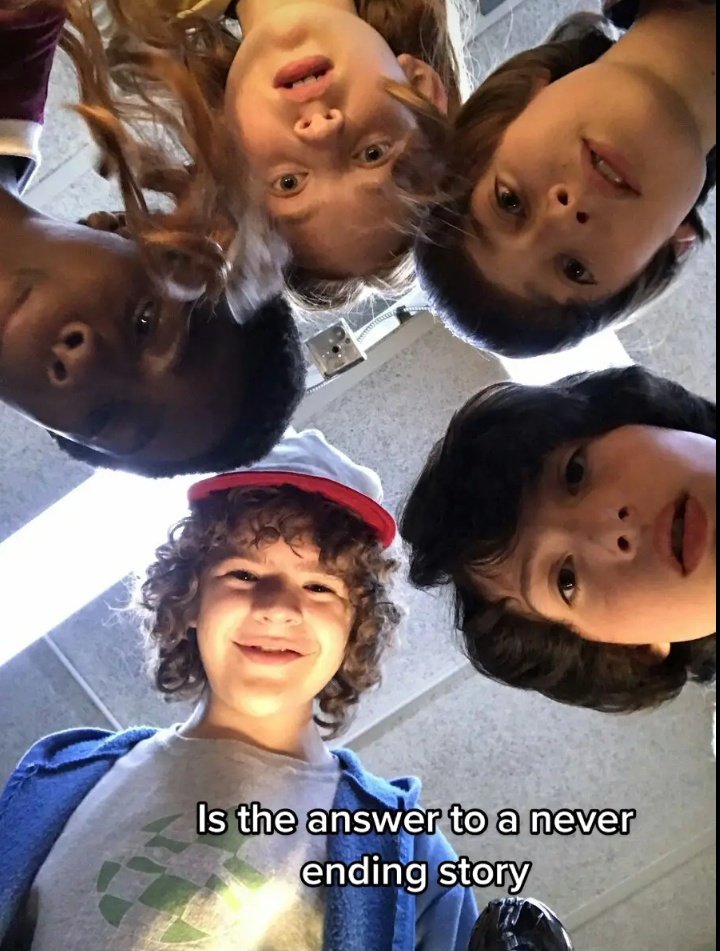 dailyfilaleb's tweet photo. 📸 • Noah Schnapp postou em seu TikTok fotos de gravações de várias temporadas de Stranger Things

O melhor cast! 

[4/4] https://t.co/M6DRHzQzXX