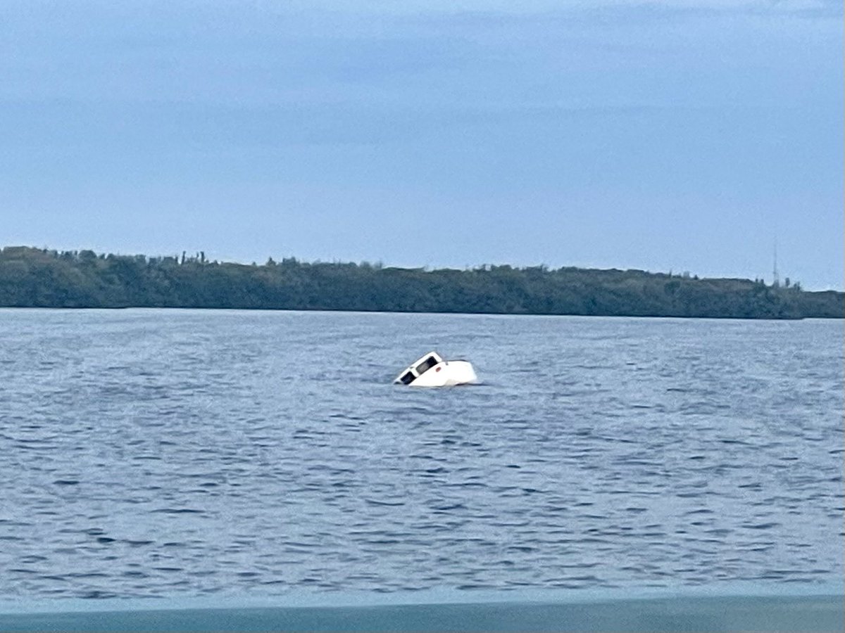 schafrathss's tweet photo. If you’re ever having a bad day, just remember, someone else’s day might be worse😅 My aunt said this boat had been there for about a year, but we were shocked to see it and another capsized in the same area. https://t.co/dC7jazEQMb
