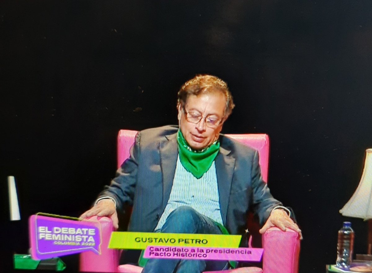 anacrisrestrepo's tweet photo. ¿Ya están con #ElDebateFeminista?
Estamos en el IG de @VolcanicasRev
@ingrodolfohdez
NO quiso asistir.
Sale el candidato @petrogustavo
Derechos sexuales y representación.
Autonomía económica.
Ambiente.
Derechos LGTBIQ+.
Jóvenes y educación... son algunos de los temas. 💪 💕 https://t.co/faUgG9fM7r