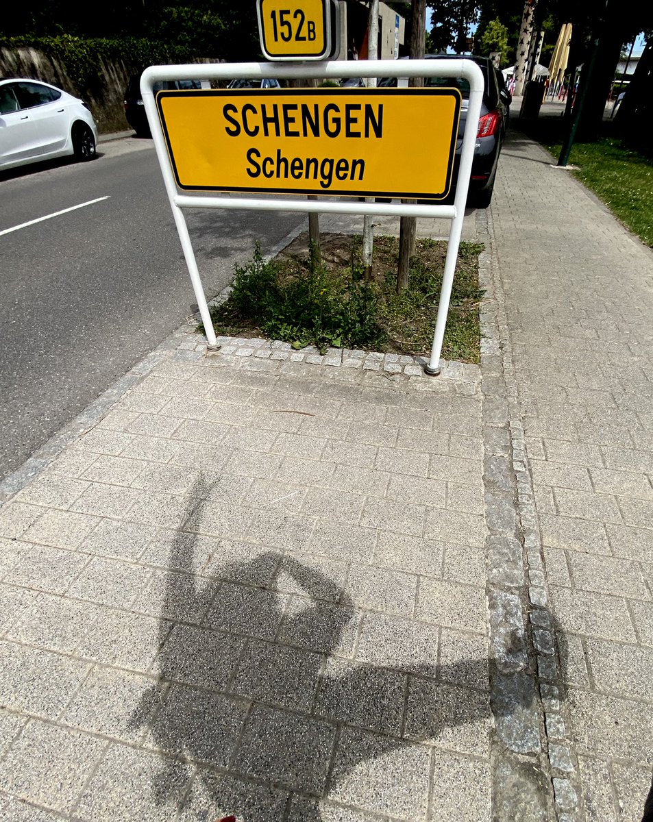BLANCKARTVENOM's tweet photo. BOUNDARIES CROSSING
Sur la route de l’Allemagne ce matin, brève étape/pèlerinage au berceau natal de ma grand-mère maternelle Anna Sadler: #Rettel minuscule village des berges de la Moselle situé entre…#Schengen et #Calembourg
On a vu des destins décidés pour bien moins que ça! https://t.co/Gix0LDiaXc