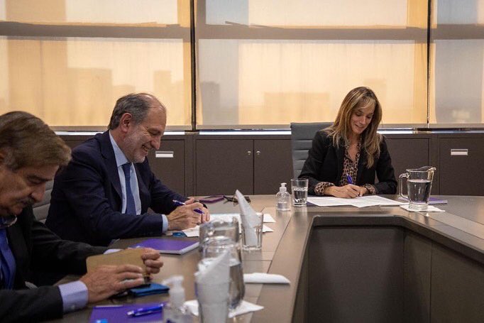 MalenaGalmarini's tweet photo. Cuando llegamos con el agua y las cloacas buscamos impactar positivamente en la vida de los vecinos/as. 

Avanzamos con el Plan Conectarte, con este acuerdo entre @prensabna y @AySA_Oficial, los usuarios/as podrán acceder a créditos para llevar los servicios al interior de sus 🏠 https://t.co/Fkvlmx74tr